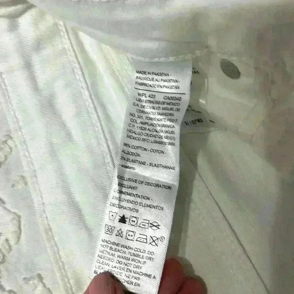 Denizen from Levi’s high-rise white shorts. Women’s size 10 - Picture 7 of 9